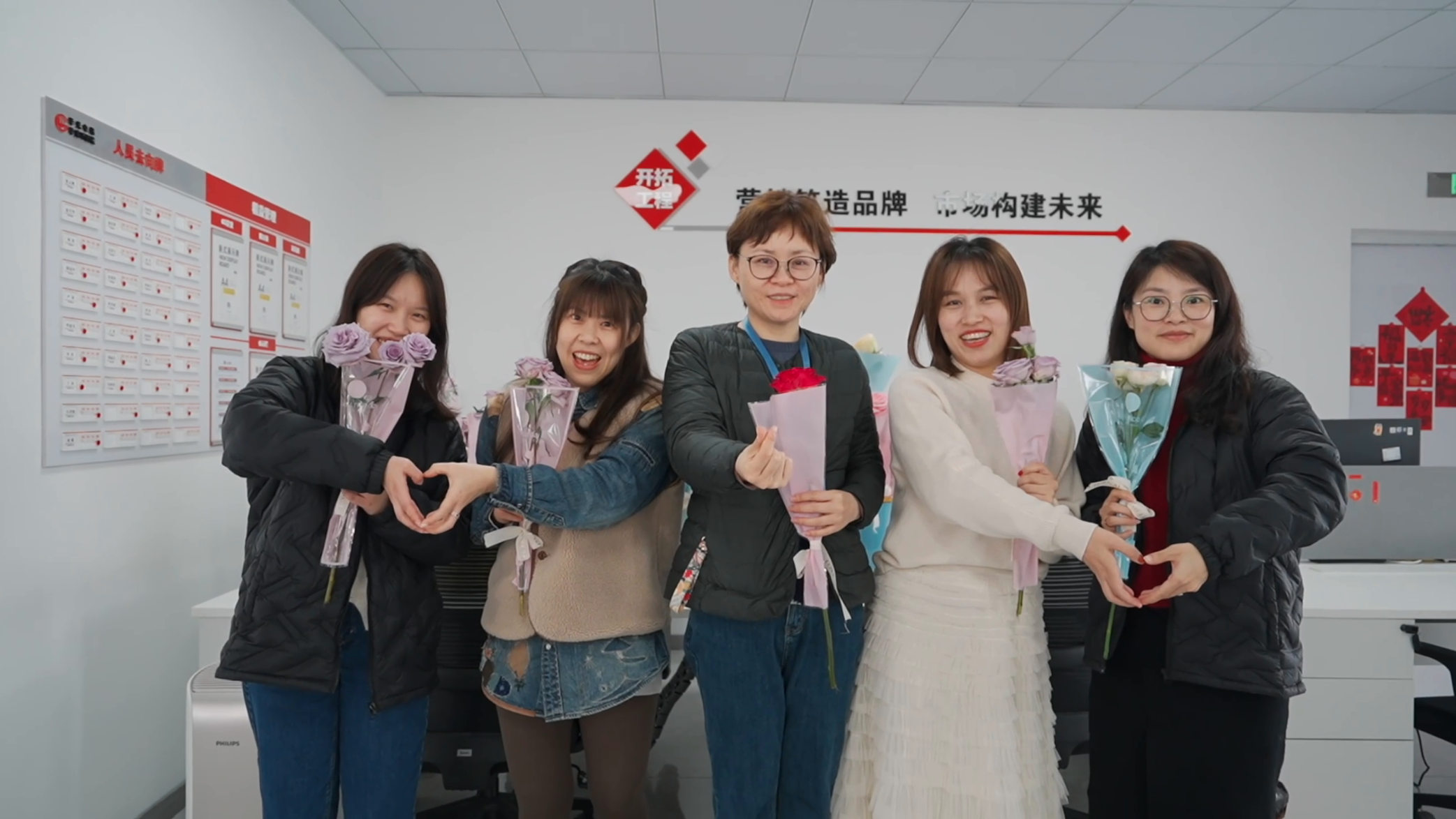 國(guó)際勞動(dòng)?jì)D女節(jié)活動(dòng)“遇見(jiàn)最“蚌”的自己”-送花